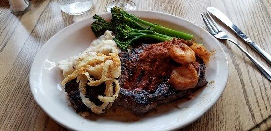 Restaurant at Lakeshore Resort